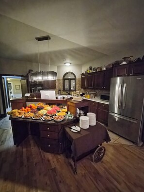 Free daily buffet breakfast - Wild Rose Inn (Lakeville)