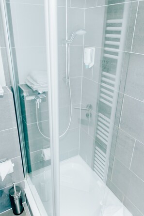 Combined shower/bathtub, hair dryer, towels - Fair Hotel Mönchengladbach (Moenchengladbach)
