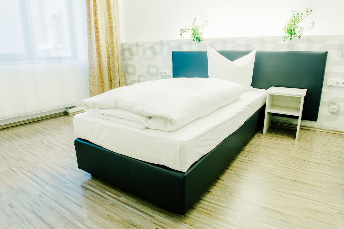 Habitación individual, 1 cama individual | Ropa de cama de alta calidad, escritorio y cortinas blackout