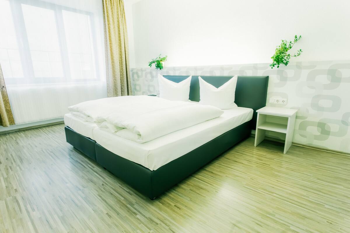 Habitación con 1 cama matrimonial o 2 individuales | Ropa de cama de alta calidad, escritorio y cortinas blackout
