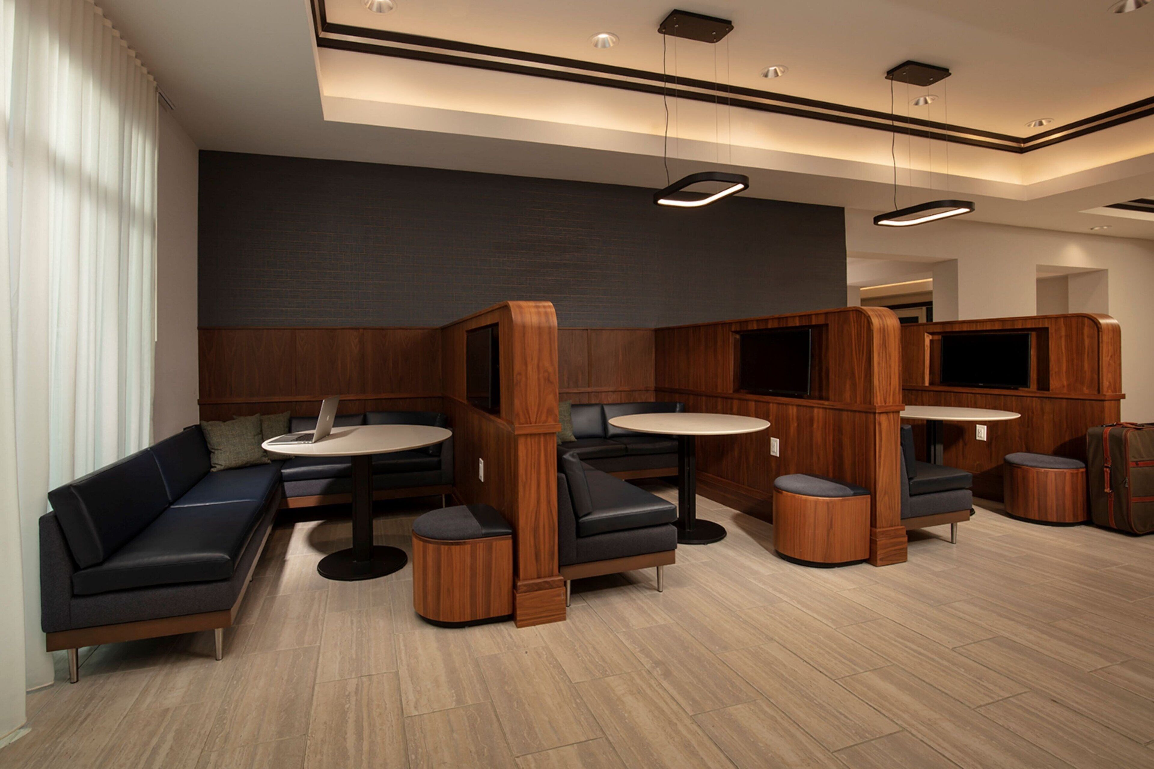 serves breakfast, lunch and dinner