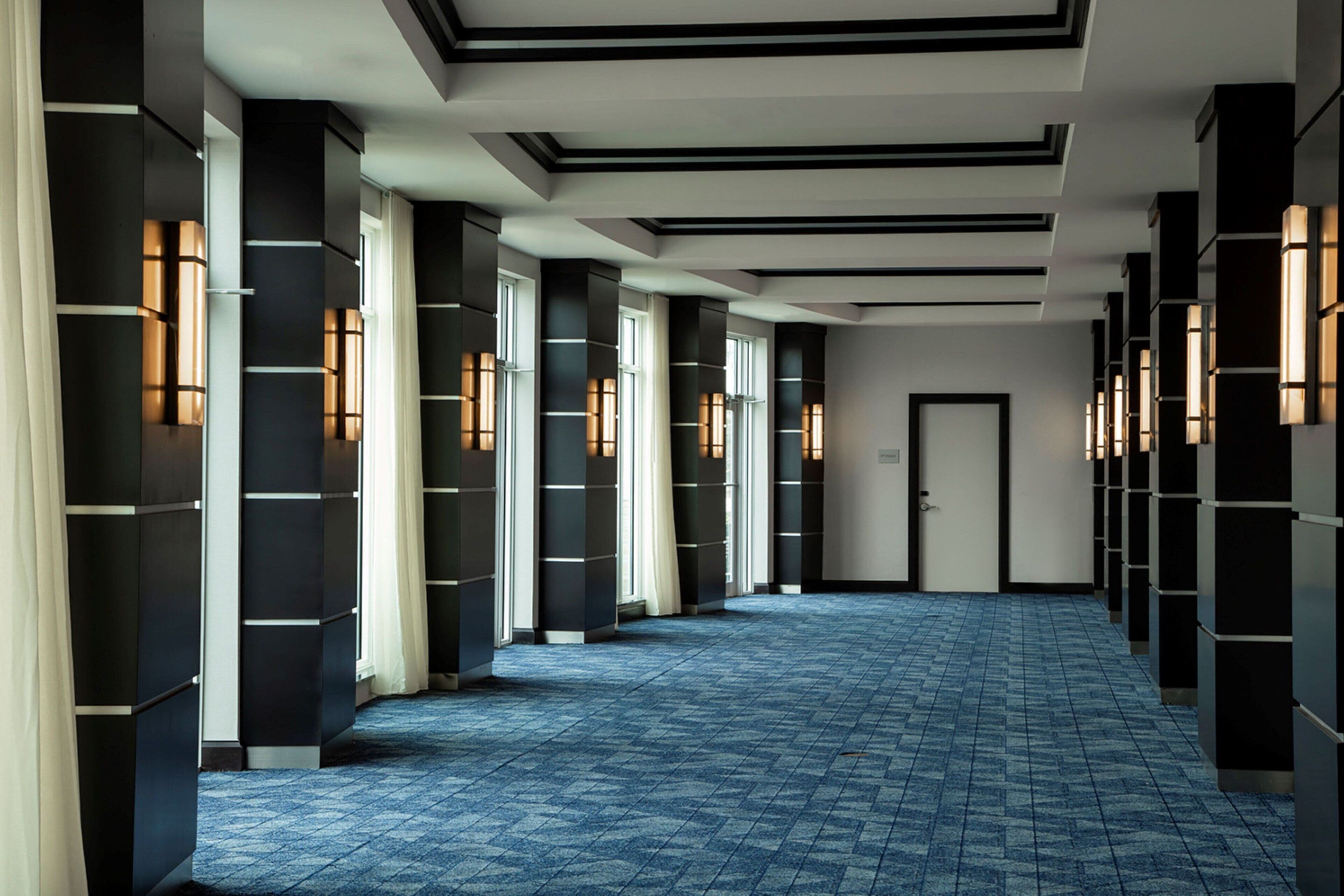 serves breakfast, lunch and dinner