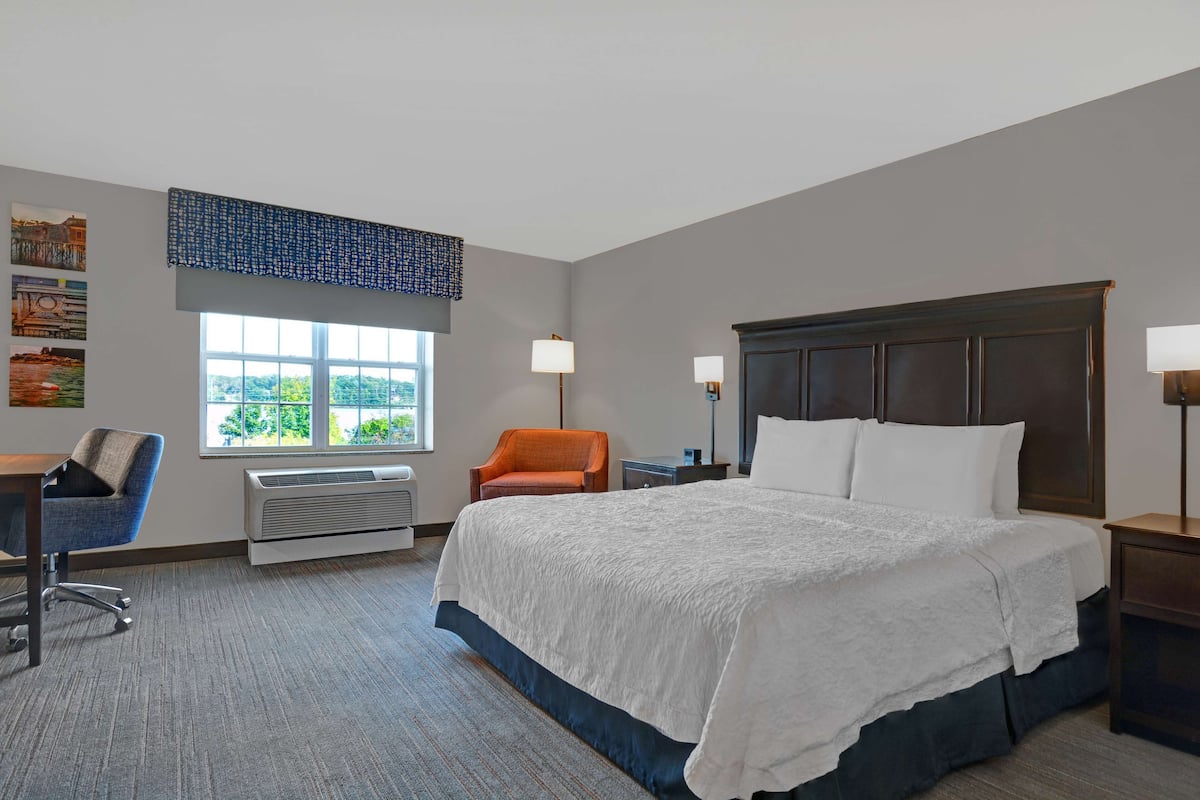 Room, 1 King Bed, River View (Shower Only) | In-room safe, free cribs/infant beds, free rollaway beds, free WiFi