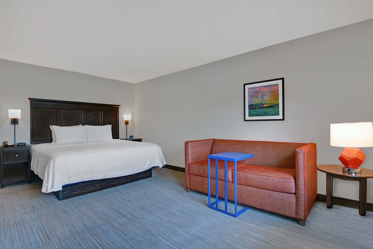 Room, 1 King Bed, River View (Study) | In-room safe, free cribs/infant beds, free rollaway beds, free WiFi