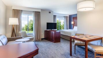 Escritorio, espacio para trabajar con laptop y cortinas blackout