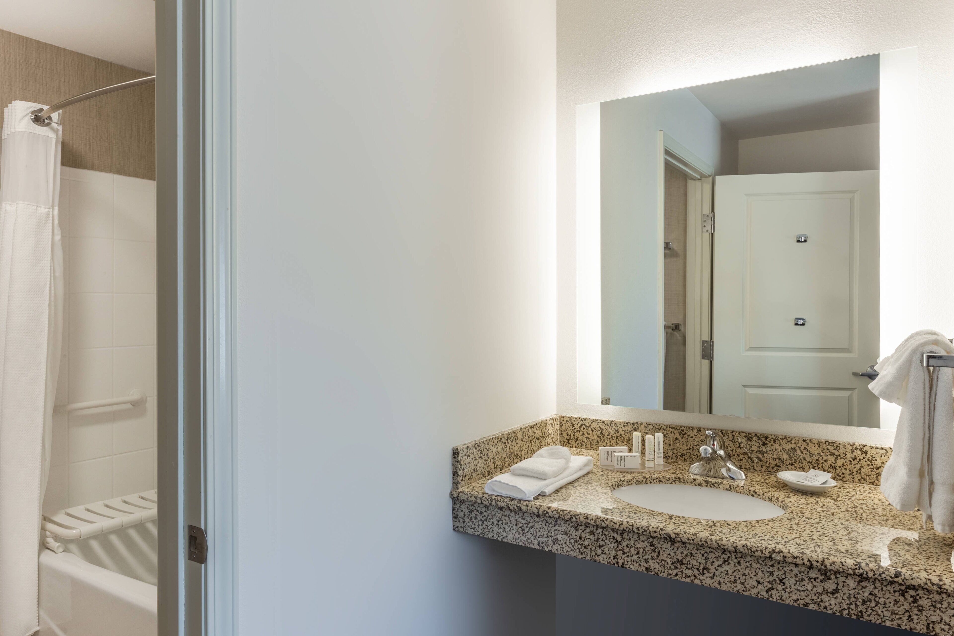 combined shower/bathtub, hydromassage showerhead, free toiletries