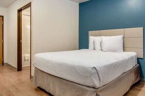 Suite, 1 queensize bed, niet-roken | Een bureau, een laptopwerkplek, een strijkplank/strijkijzer, gratis wifi
