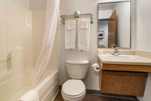 Combined shower/bathtub, hair dryer, towels - WoodSpring Suites Abilene (Abilene)