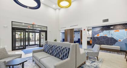 Holiday Inn Express And Suites Raleigh West Lenovo Center by IHG