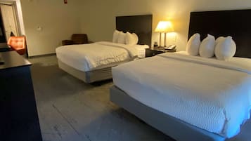 Habitación, 2 camas de matrimonio, accesible para personas con discapacidad (Mobility Accessible) | 1 dormitorio, edredones de plumas, colchones con acolchado adicional