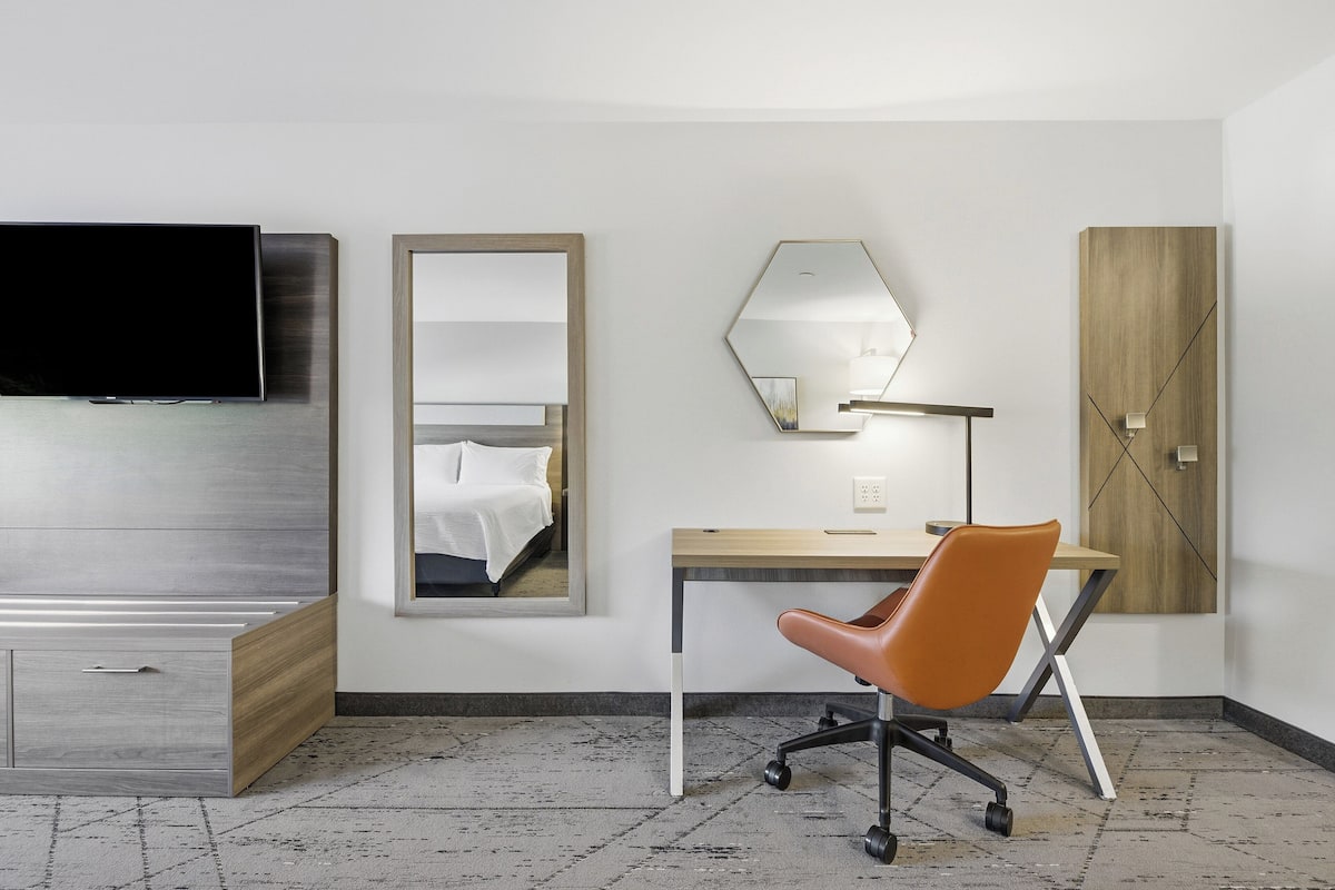 오리/거위털 이불, 필로우탑 침대, 객실 내 금고, 책상