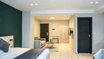Suite junior, 1 cama de matrimonio grande | Caja fuerte, escritorio, espacio para trabajar con un portátil