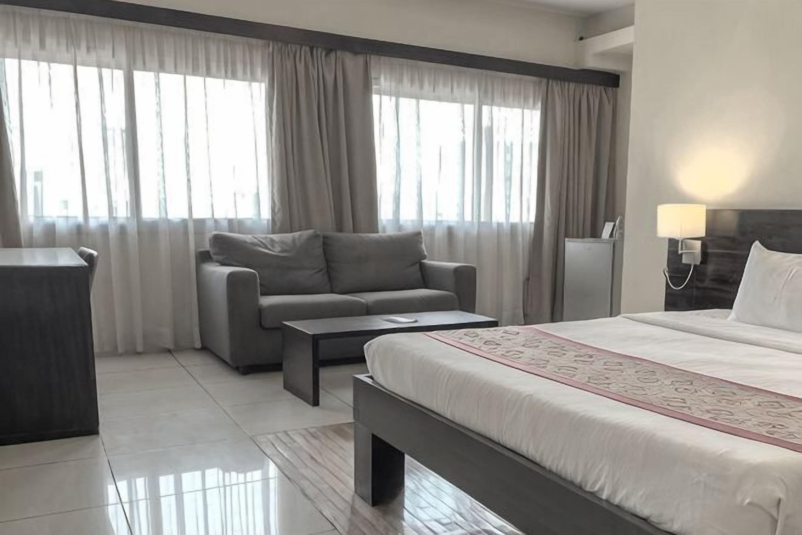 Peti besi dalam bilik, meja, ruang kerja komputer riba 