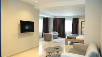 Suite junior, 1 cama de matrimonio grande | Zona de estar | Una televisión de pantalla plana