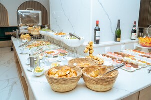 아침 식사, 점심 식사, 저녁 식사 제공, 세계 요리