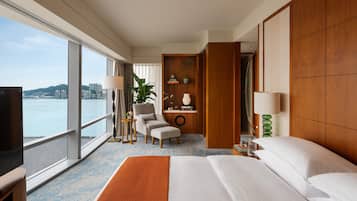 Phòng Suite có tầm nhìn toàn cảnh, 1 giường cỡ king | Bộ đồ giường cao cấp, chăn bông, minibar, két bảo mật tại phòng
