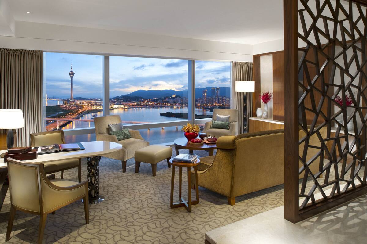 Premium bedding, down comforters, minibar, in-room safe