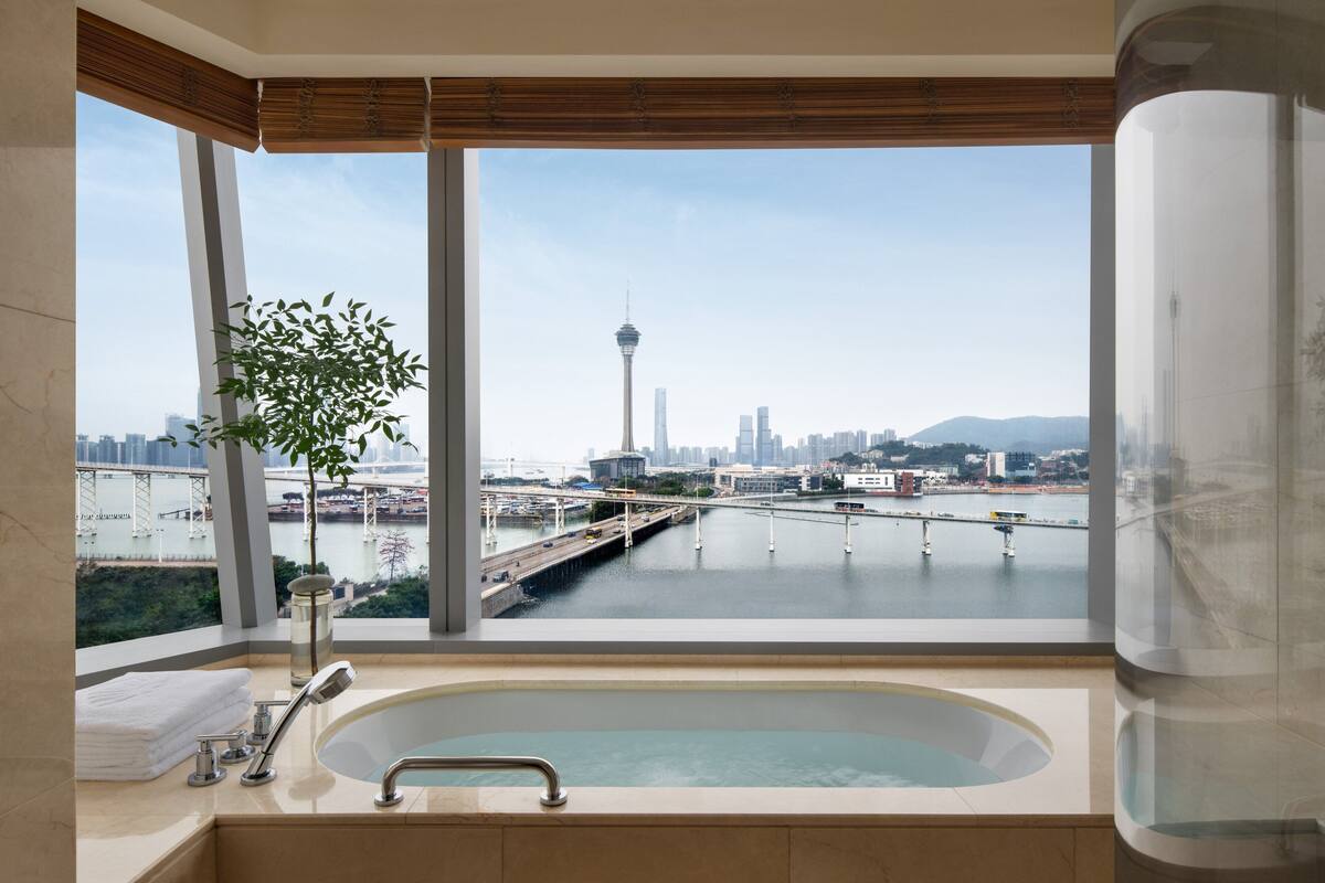 separate bathtub and shower, eco-friendly toiletries, hair dryer