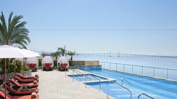 Alberca al aire libre, acceso de 08:00 a 19:00, y camastros