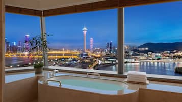 Bồn tắm và buồng tắm vòi sen riêng