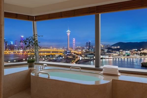 Room, 1 King Bed (Mandarin Premier View) | Bathroom