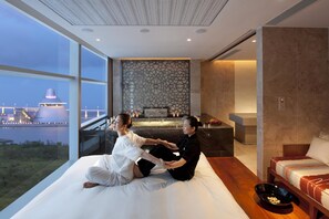 Couples treatment rooms, sauna, hot tub, body treatments, aromatherapy - Mandarin Oriental, Macau (Macau)