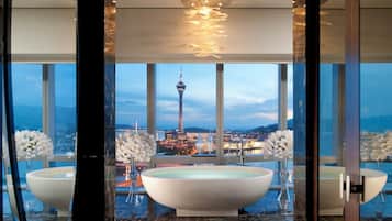 Presidentiële suite | Badkamer | Een aparte badkuip en douche, milieuvriendelijke toiletartikelen