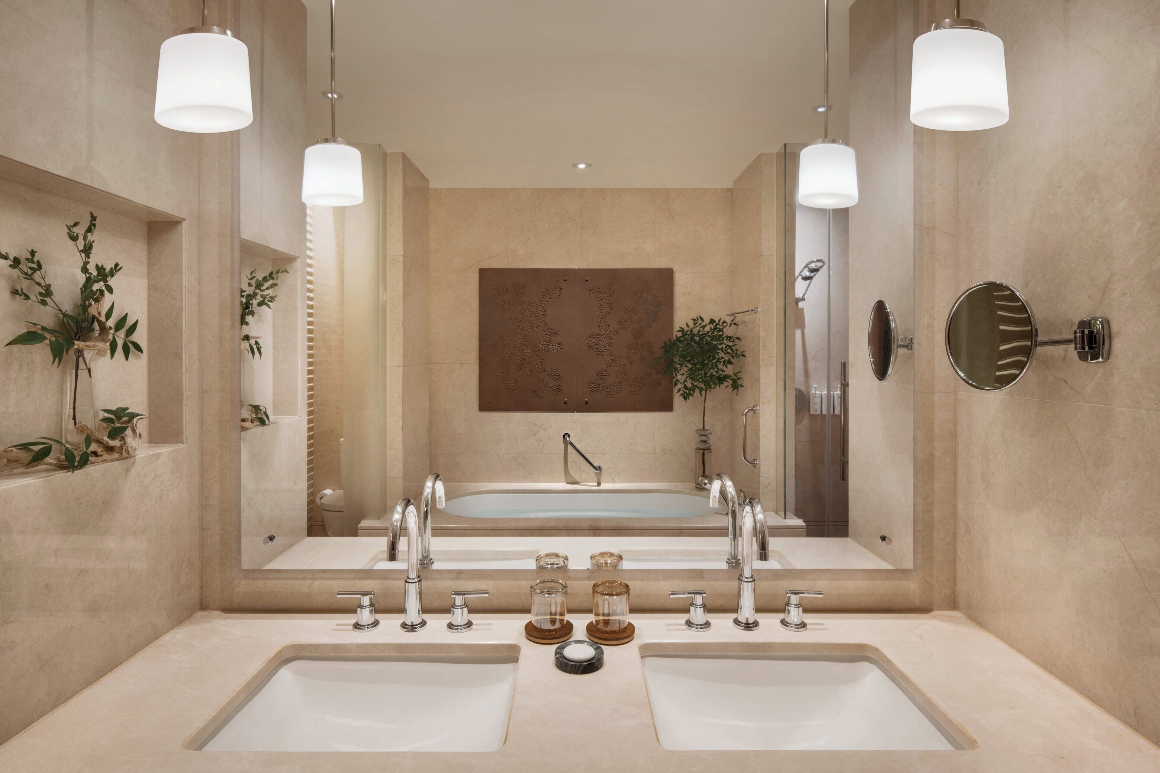Un baño moderno con lavamanos doble, bañera y un espejo grande.