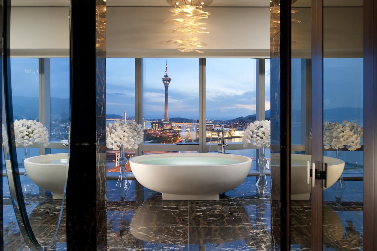 separate bathtub and shower, eco-friendly toiletries, hair dryer