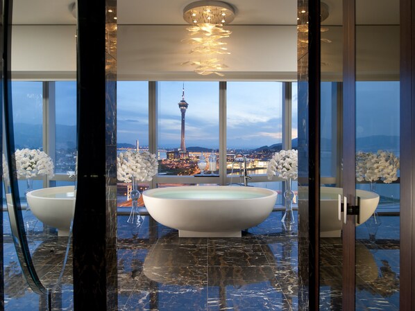 Bañera y ducha independientes, artículos de tocador ecológicos