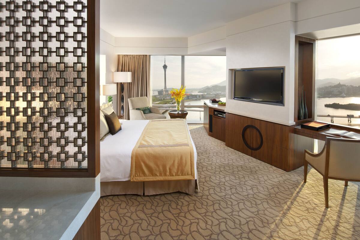 Premium bedding, down comforters, minibar, in-room safe