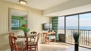 Family Single Room, 1 Bedroom | In-room dining