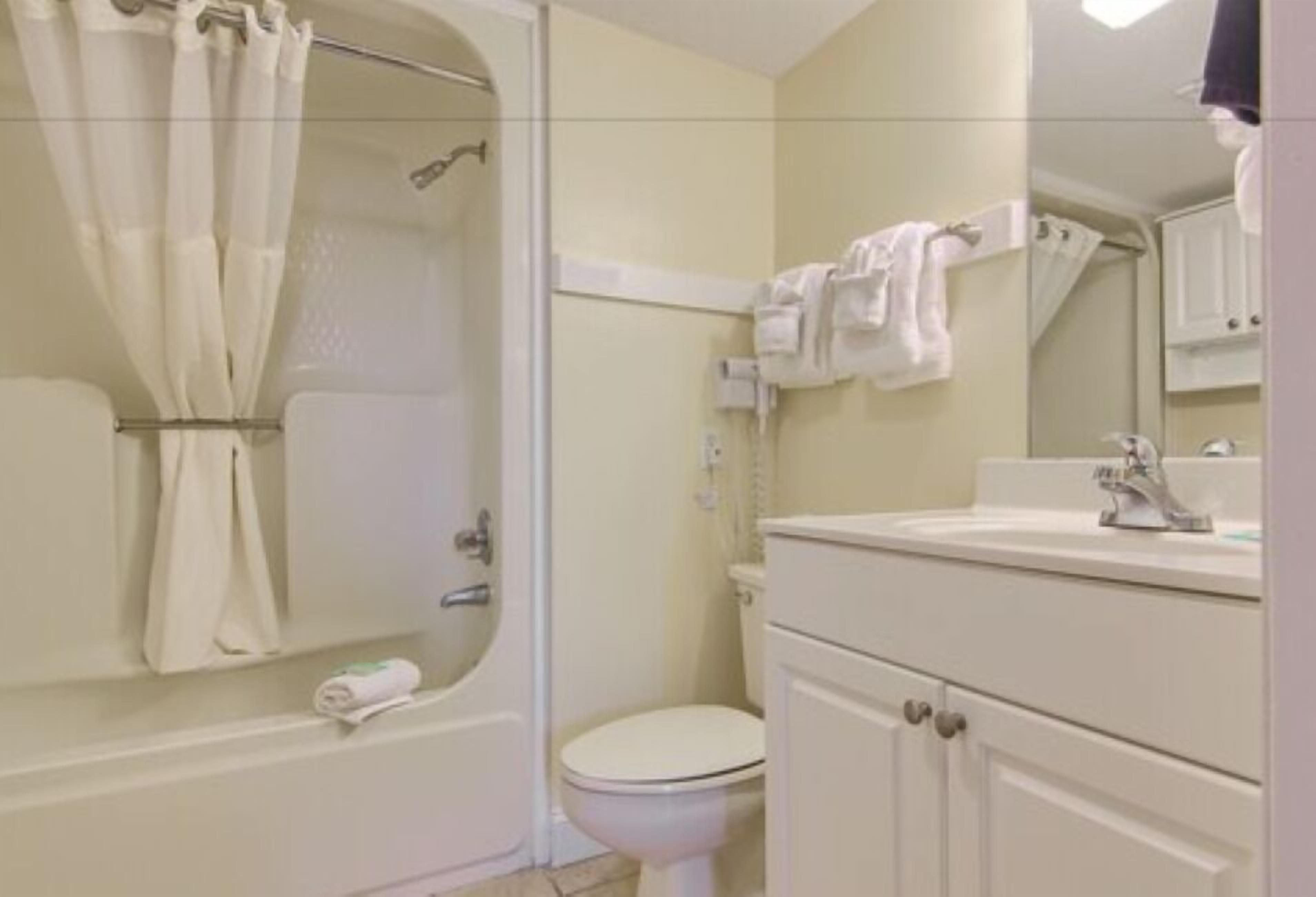 Un baño con ducha, inodoro y lavamanos.