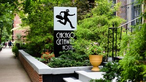 A sign for Chicago Getaway Hostel with a silhouette of a person running. - Chicago Getaway Hostel (Chicago)