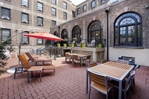 Outdoor dining - Chicago Getaway Hostel (Chicago)