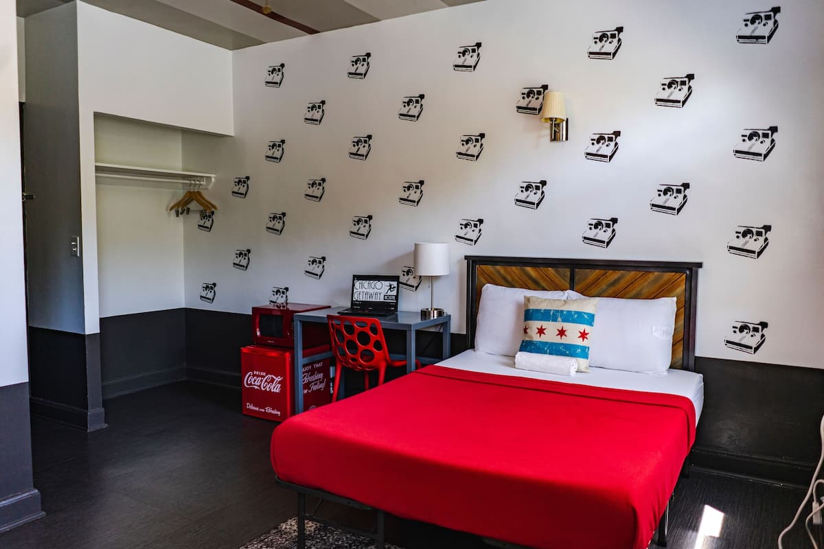 Habitación cuádruple | Tabla de planchar con plancha y ropa de cama