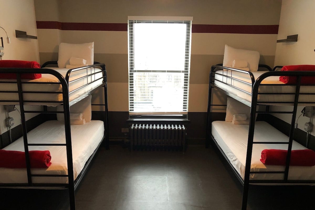 Dormitorio compartido | Tabla de planchar con plancha y ropa de cama
