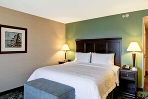 Hypo-allergenic bedding, pillow-top beds, in-room safe, desk - Hampton Inn by Hilton Toronto Airport Corporate Centre (Toronto)