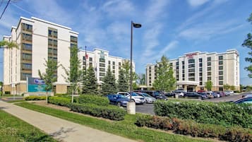 Un hotel con diseño moderno, que cuenta con un letrero llamativo de Hampton Inn.