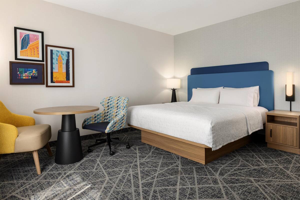 Room, 1 King Bed, Non Smoking | Hypo-allergenic bedding, pillow-top beds, in-room safe, desk