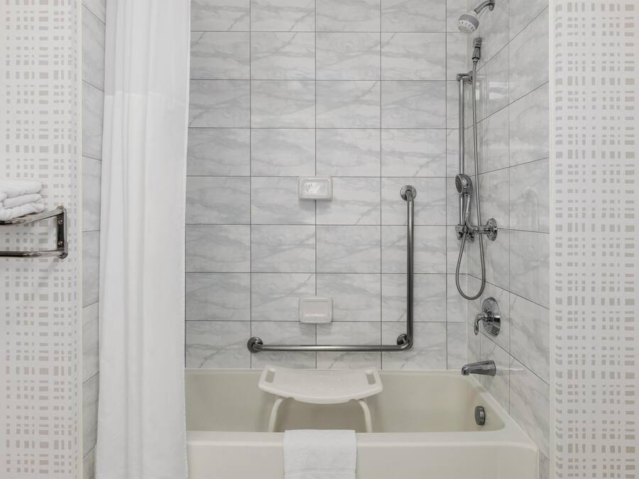 Un baño con ducha, bañera y retrete.