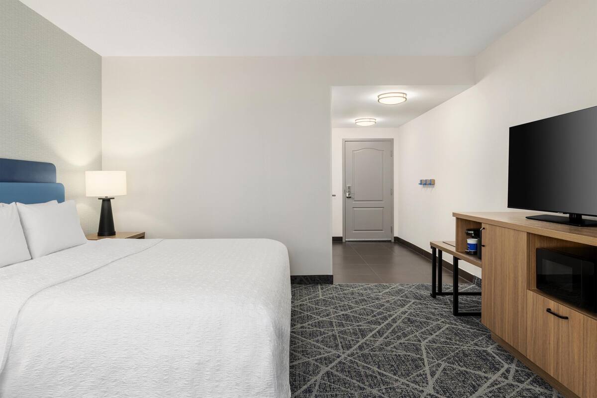 Room, 1 King Bed, Non Smoking, Accessible | Hypo-allergenic bedding, pillow-top beds, in-room safe, desk