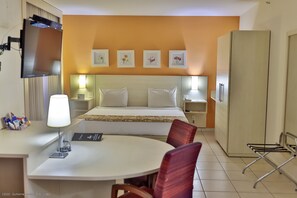 Habitación Deluxe | Minibar, caja de seguridad en la habitación y escritorio 