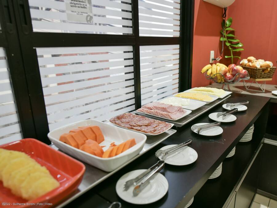 Un bufé con diversos alimentos, entre ellos frutas, carnes y verduras.