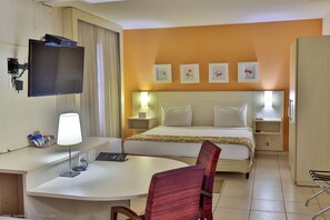 Deluxe Room | Minibar, in-room safe, desk, laptop workspace - Nobile Inn Executive Ribeirão Preto (Ribeirão Preto)