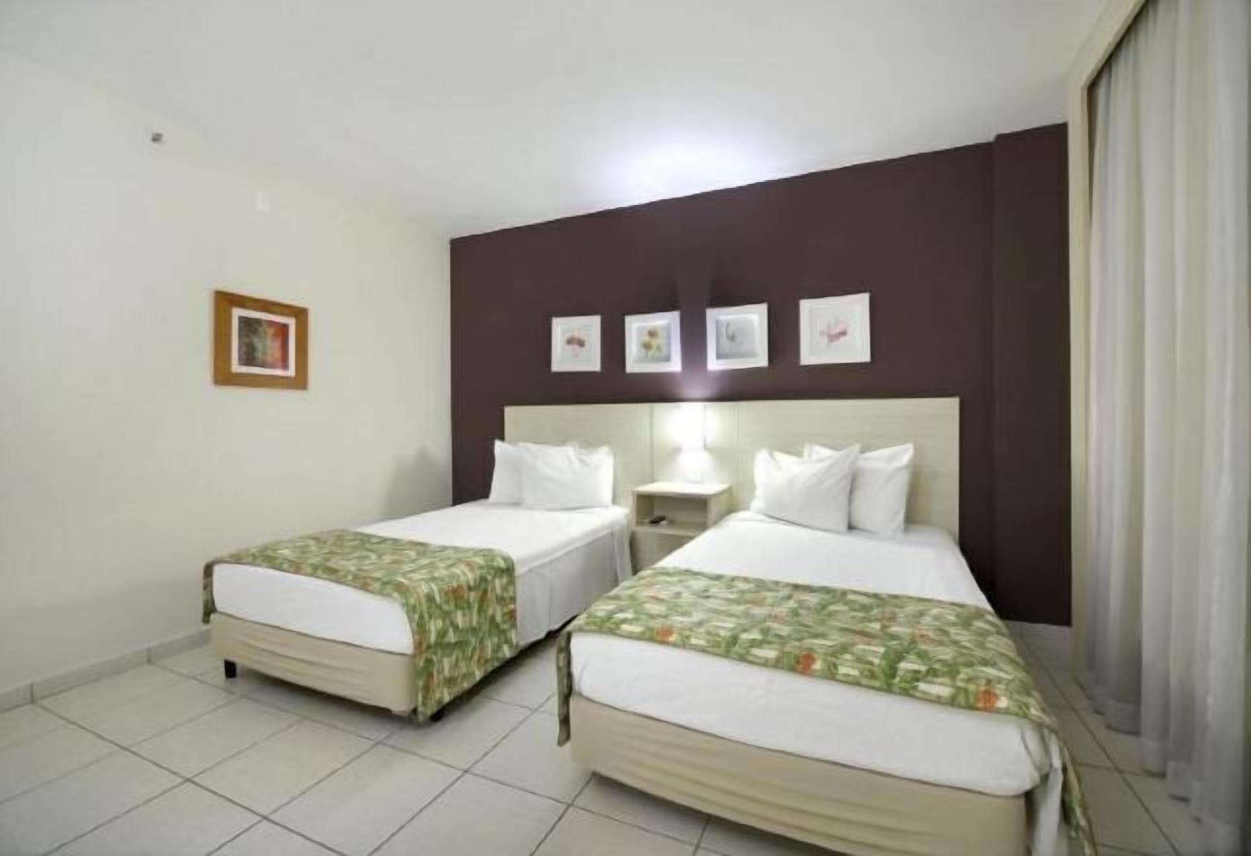 Minibar, safe på rommet, skrivebord og skrivebord for bærbar PC