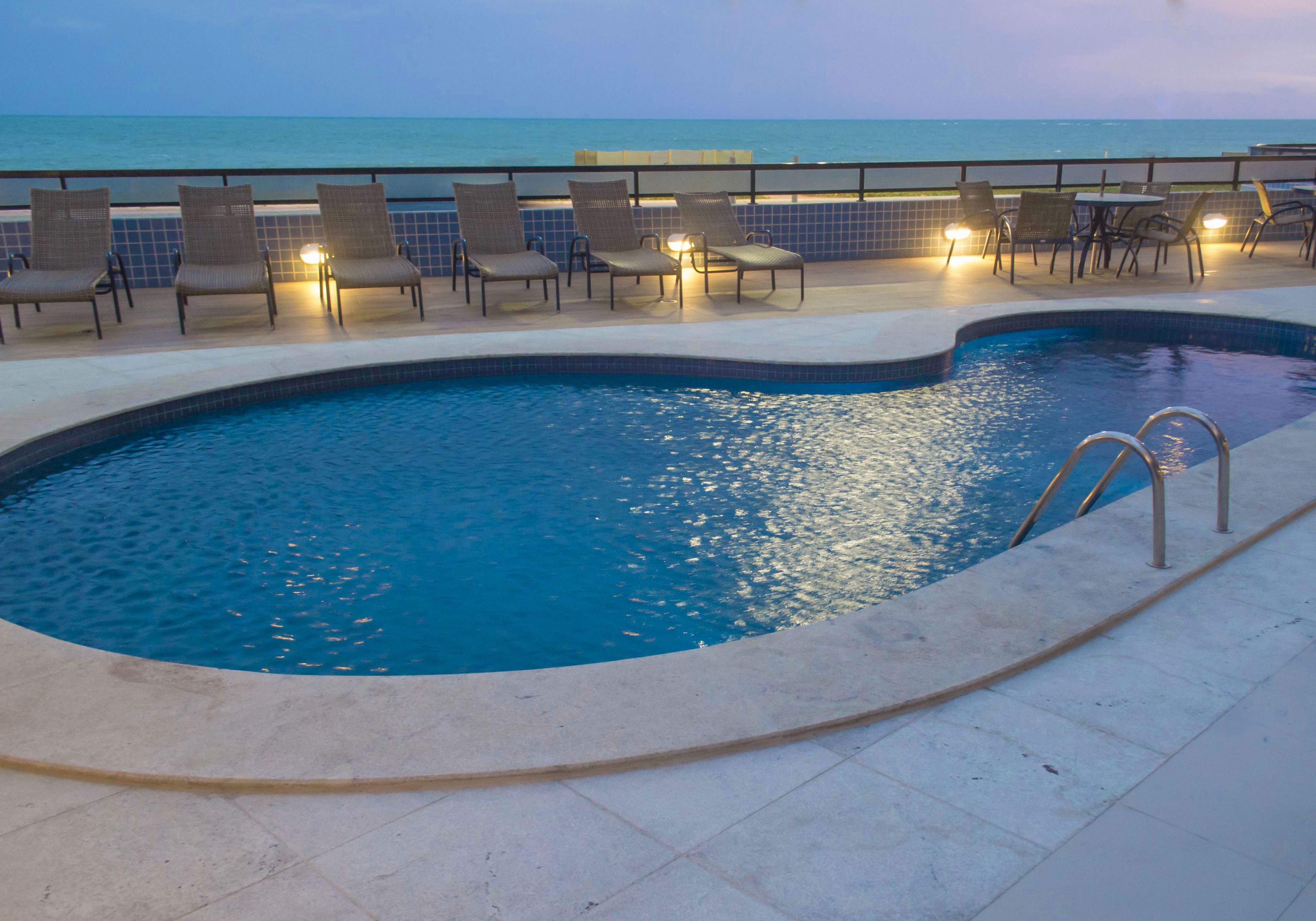Piscine extérieure, parasols de plage, chaises longues