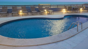 Piscina externa, guarda-sóis, espreguiçadeiras