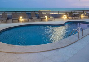 室外游泳池，池畔遮阳伞，日光浴躺椅