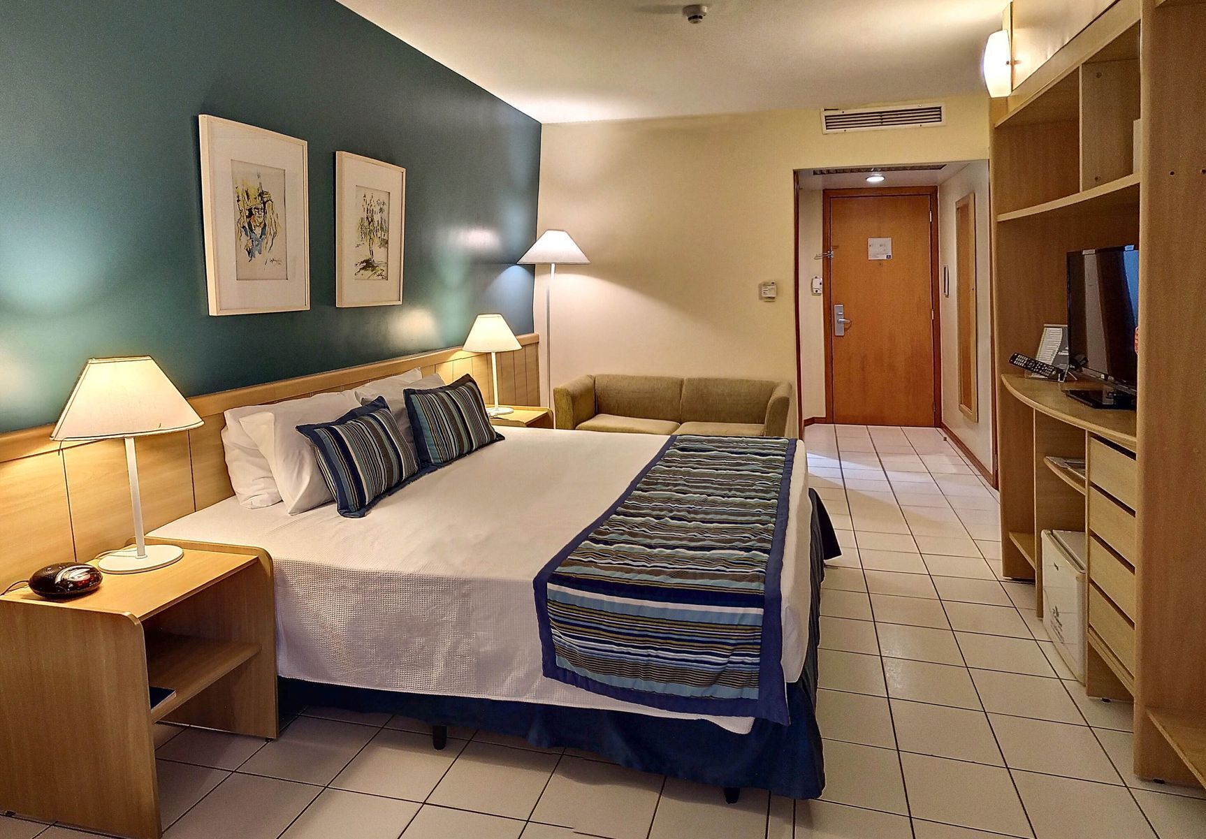 客房内保险箱、办公桌、笔记本电脑工作区、遮光窗帘